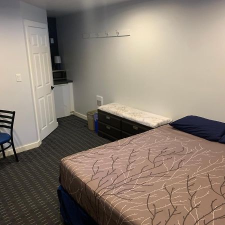 Peaks Lodge Ревелстоук Екстериор снимка