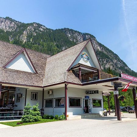 Peaks Lodge Ревелстоук Екстериор снимка