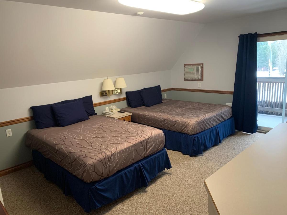 Peaks Lodge Ревелстоук Екстериор снимка
