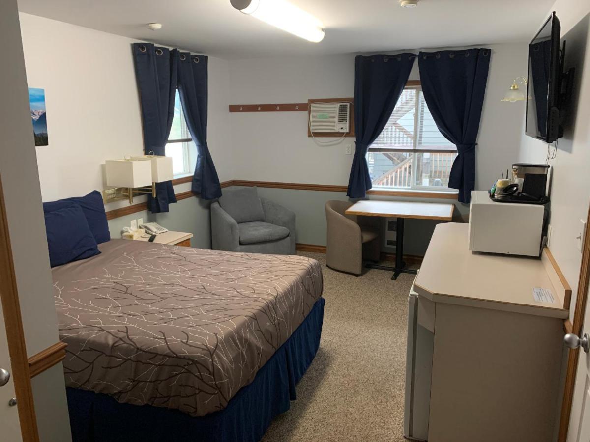 Peaks Lodge Ревелстоук Екстериор снимка