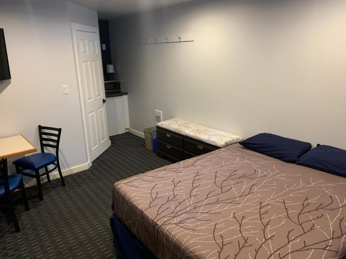 Peaks Lodge Ревелстоук Екстериор снимка