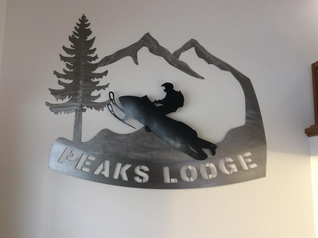 Peaks Lodge Ревелстоук Екстериор снимка