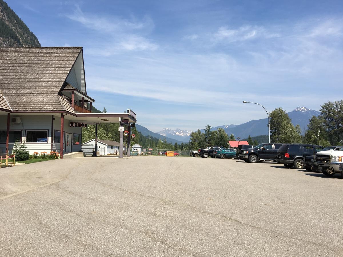 Peaks Lodge Ревелстоук Екстериор снимка