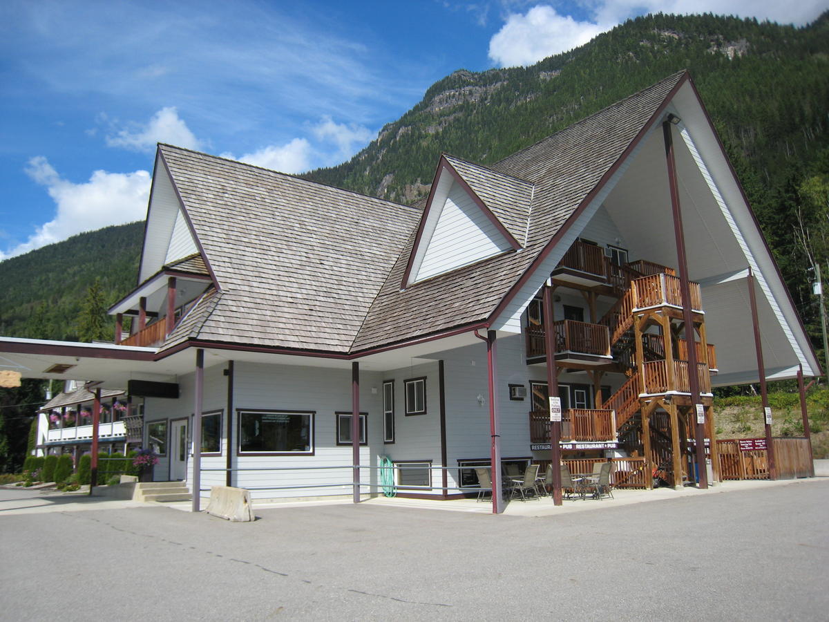 Peaks Lodge Ревелстоук Екстериор снимка