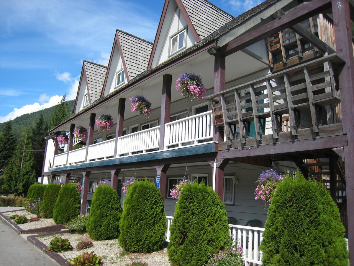 Peaks Lodge Ревелстоук Екстериор снимка