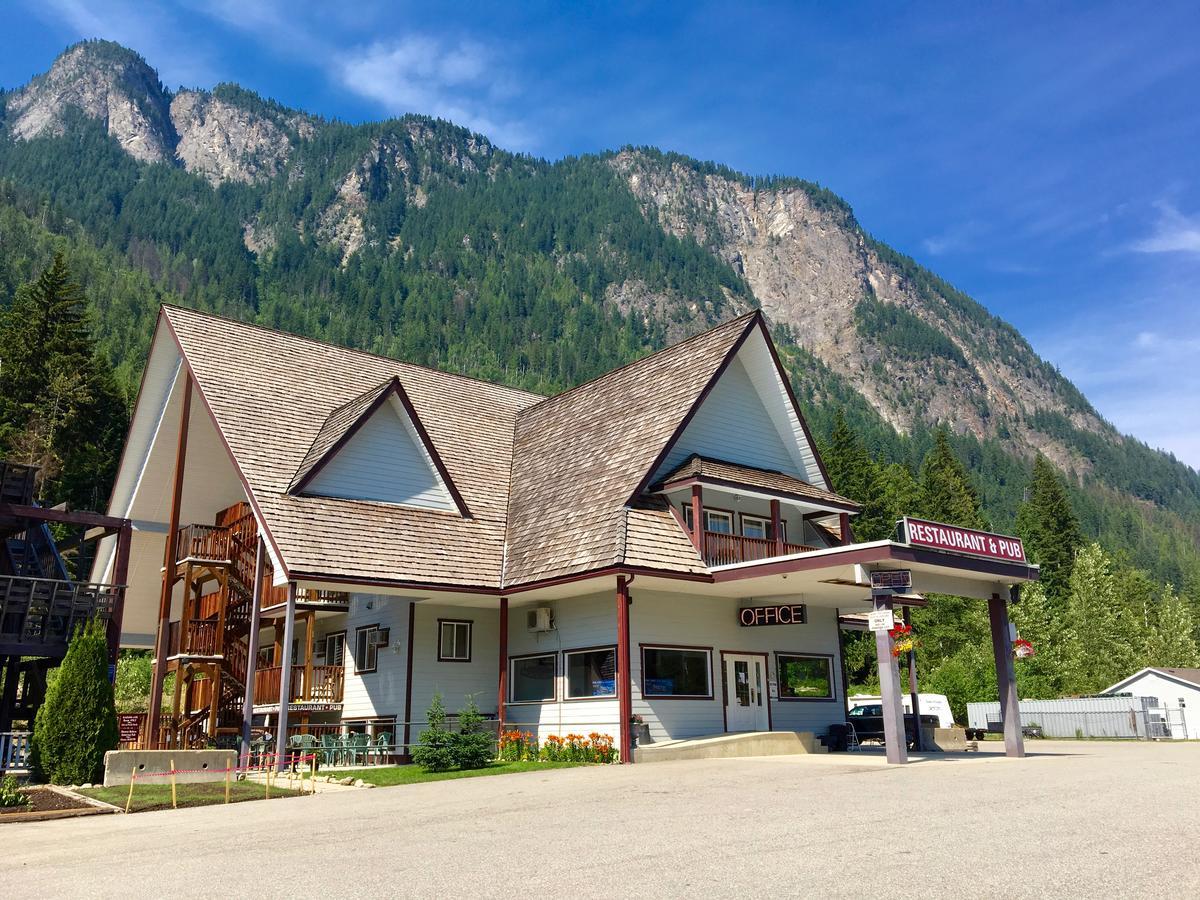 Peaks Lodge Ревелстоук Екстериор снимка