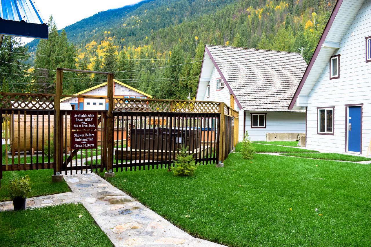 Peaks Lodge Ревелстоук Екстериор снимка