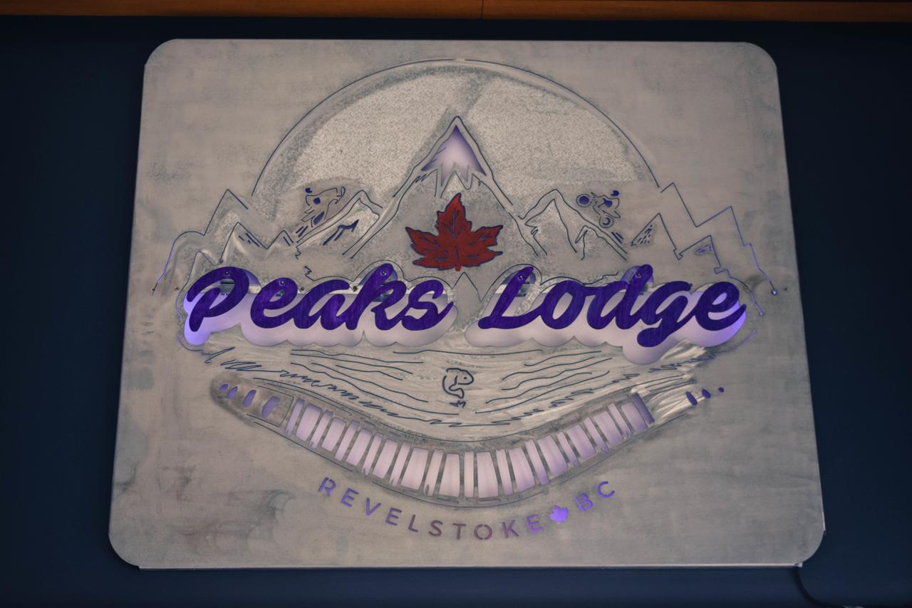 Peaks Lodge Ревелстоук Екстериор снимка