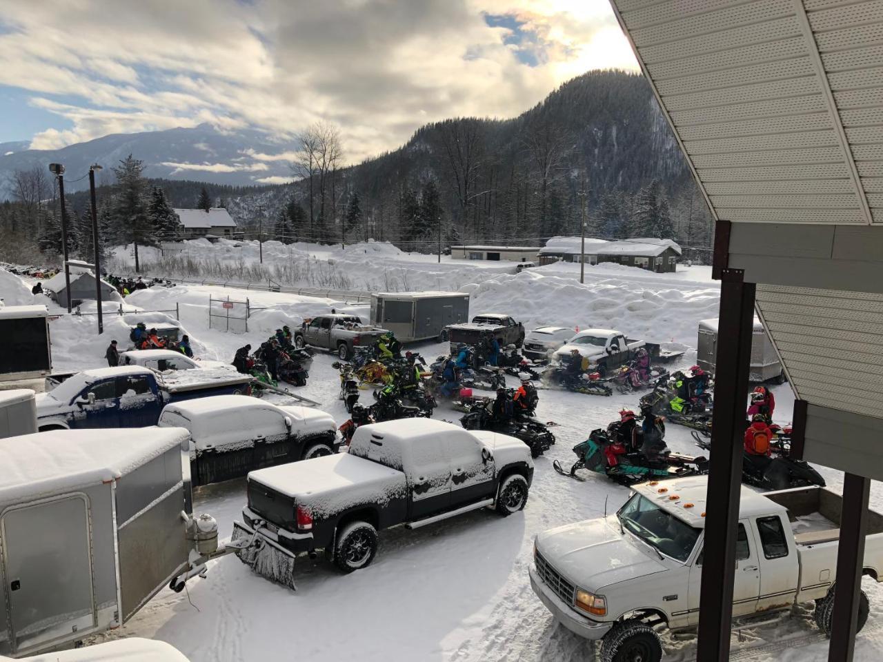 Peaks Lodge Ревелстоук Екстериор снимка