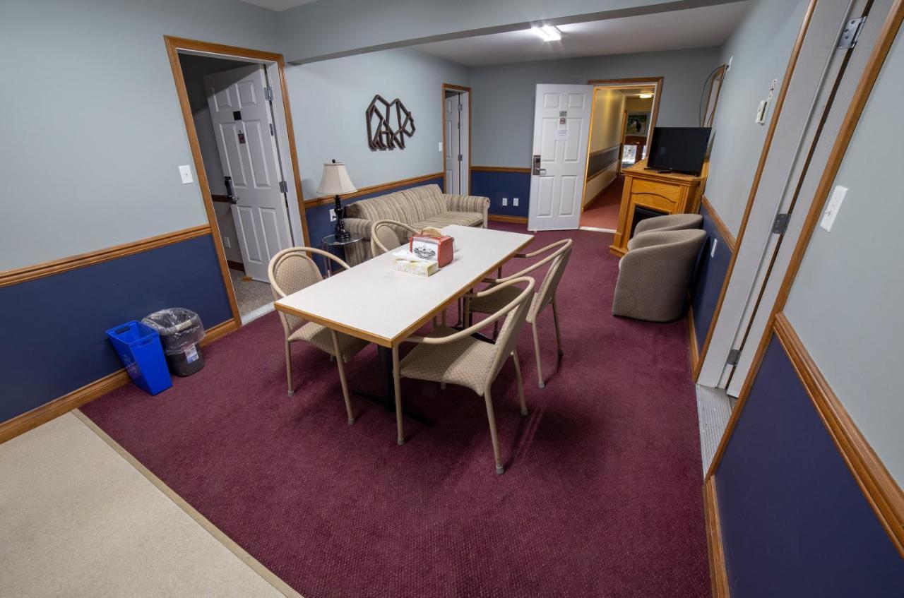 Peaks Lodge Ревелстоук Екстериор снимка