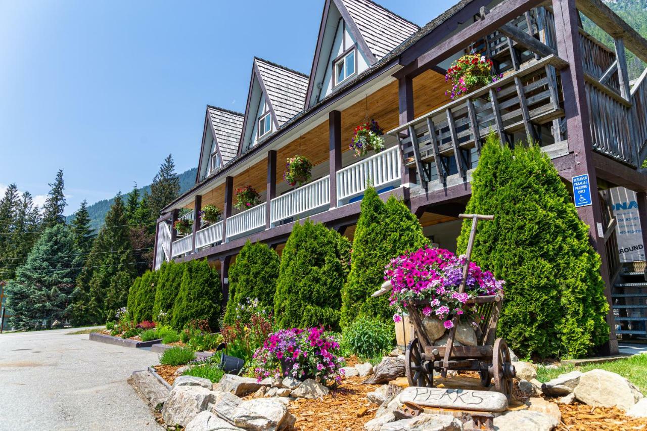 Peaks Lodge Ревелстоук Екстериор снимка