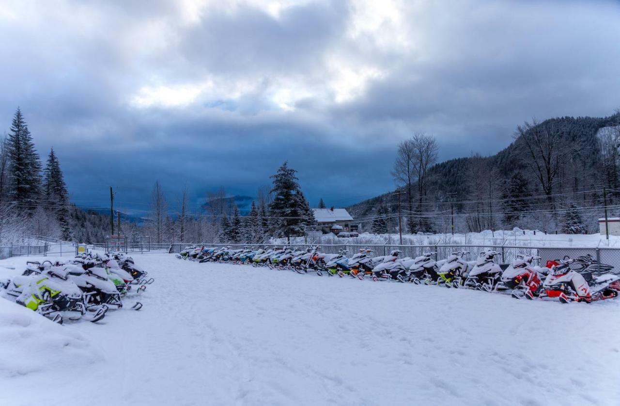 Peaks Lodge Ревелстоук Екстериор снимка