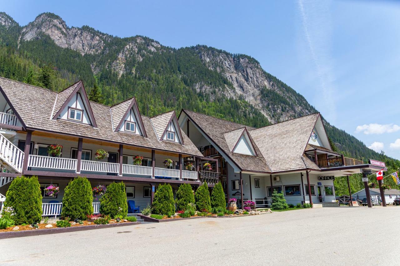 Peaks Lodge Ревелстоук Екстериор снимка