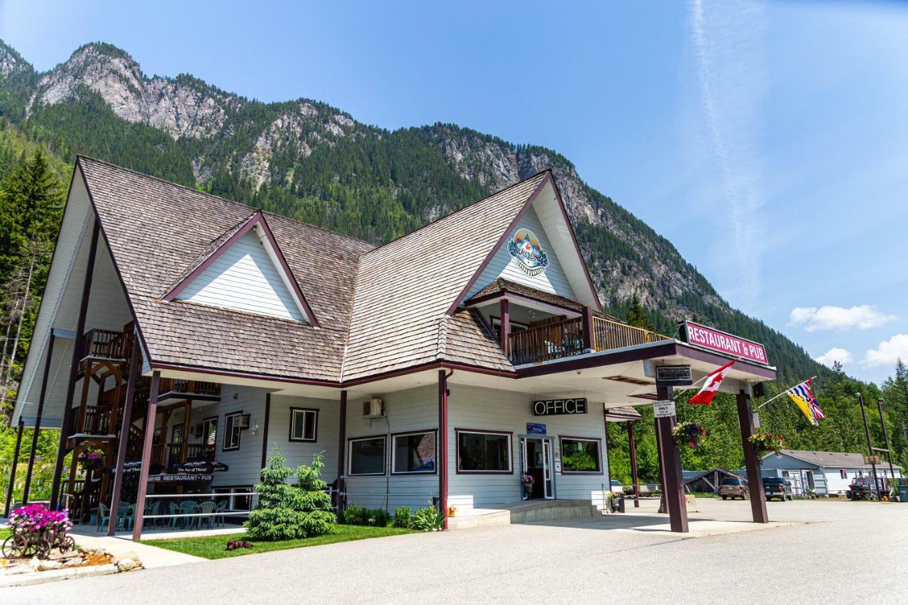 Peaks Lodge Ревелстоук Екстериор снимка