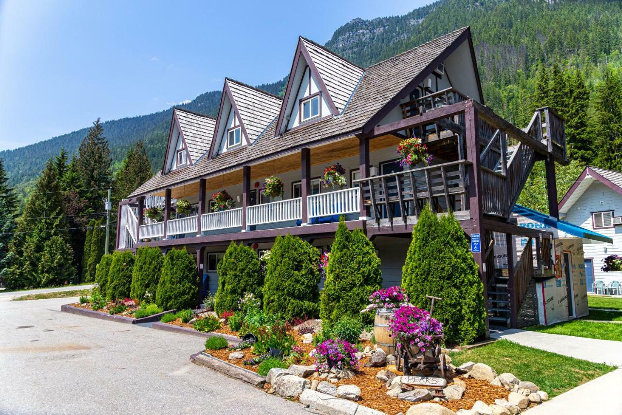 Peaks Lodge Ревелстоук Екстериор снимка