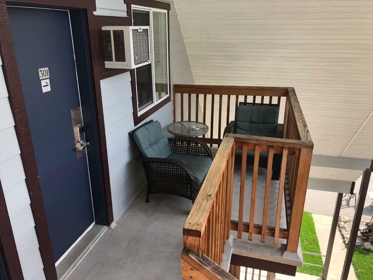 Peaks Lodge Ревелстоук Екстериор снимка