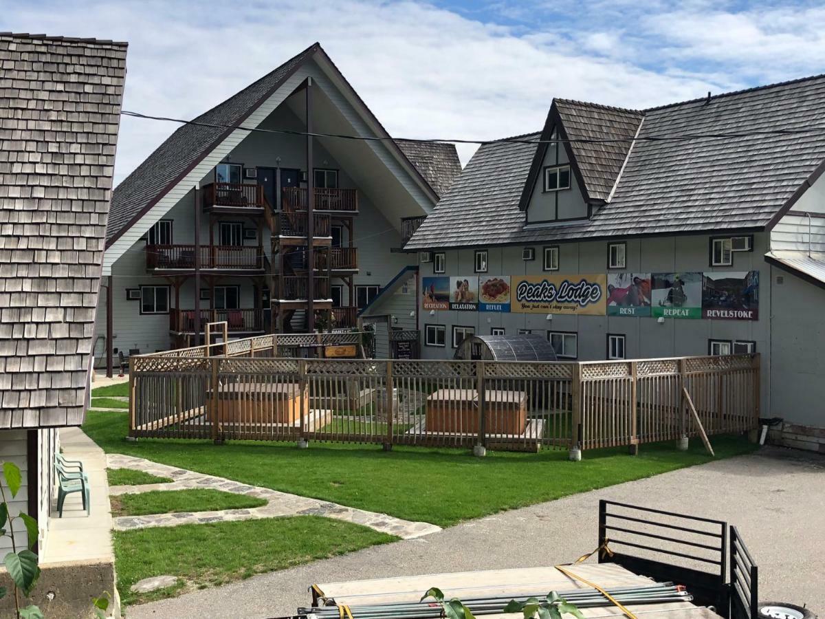 Peaks Lodge Ревелстоук Екстериор снимка