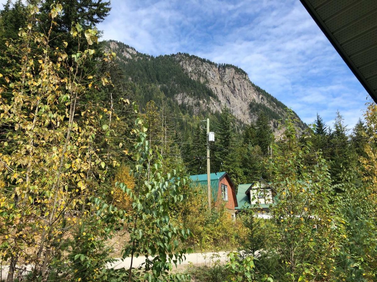 Peaks Lodge Ревелстоук Екстериор снимка