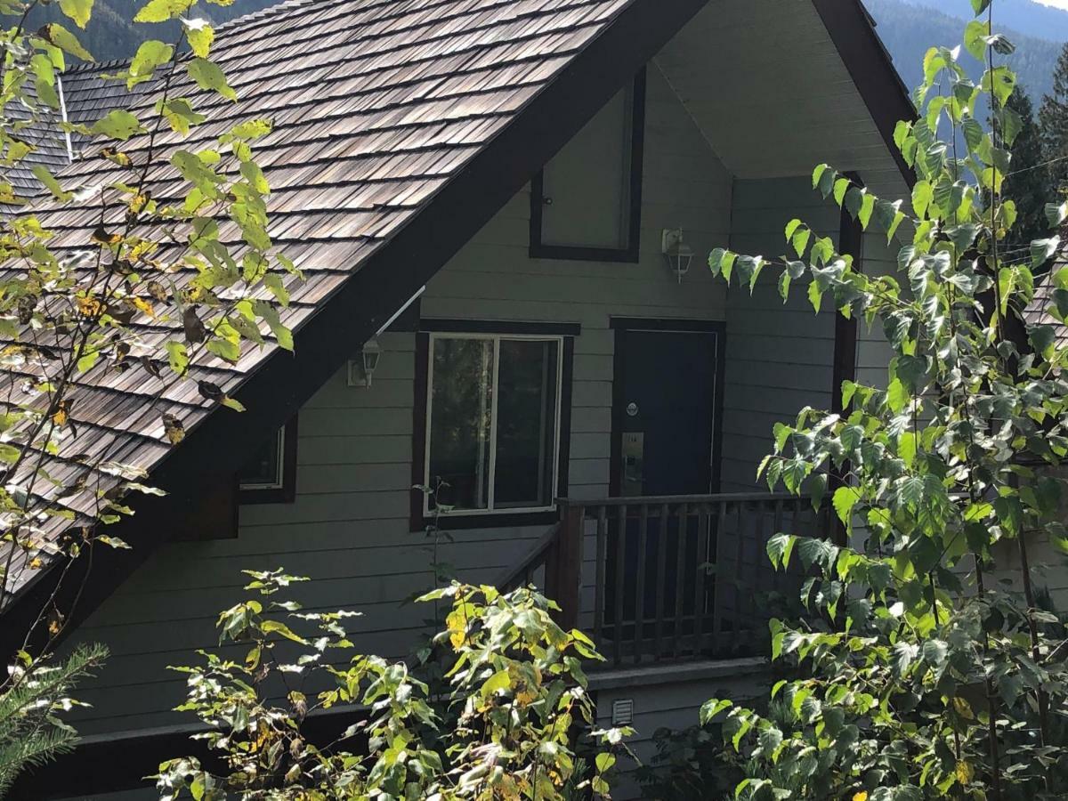 Peaks Lodge Ревелстоук Екстериор снимка