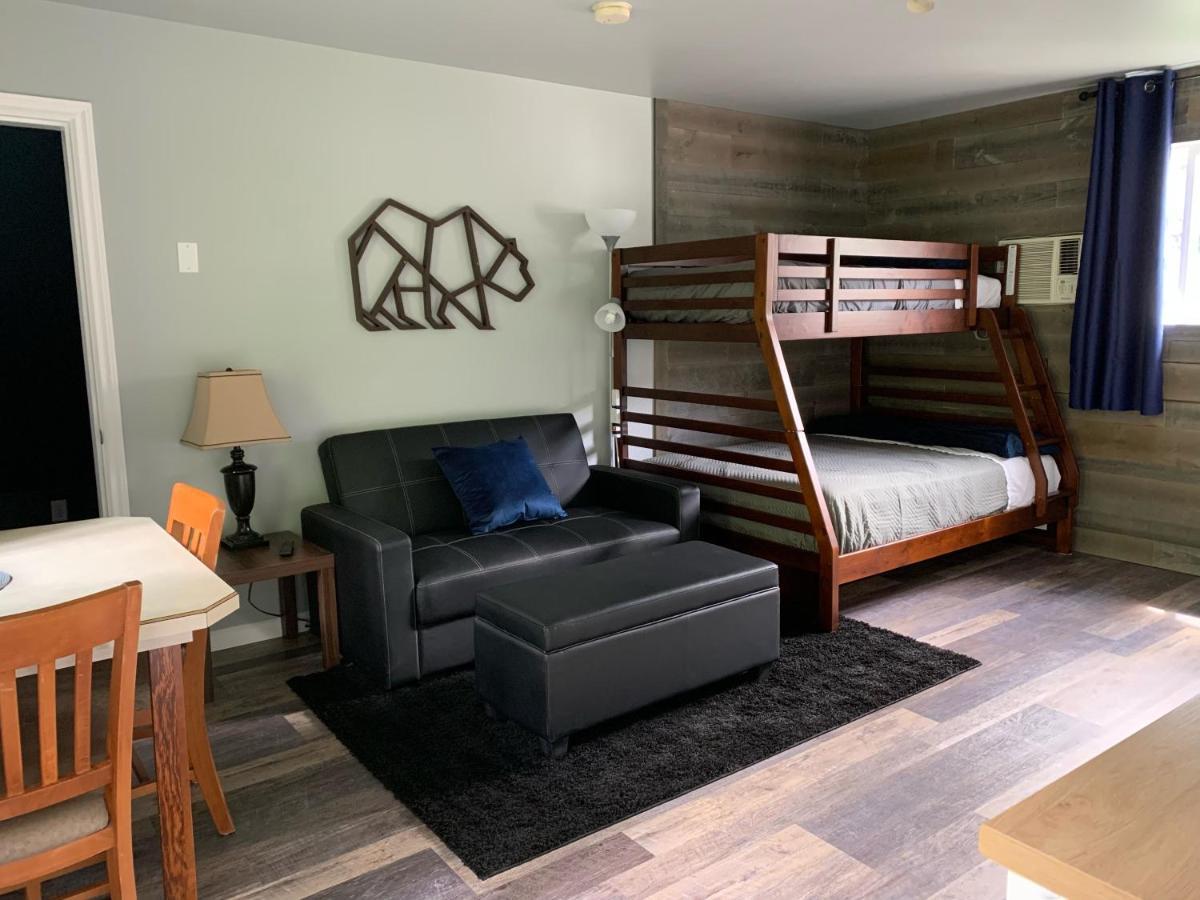 Peaks Lodge Ревелстоук Екстериор снимка
