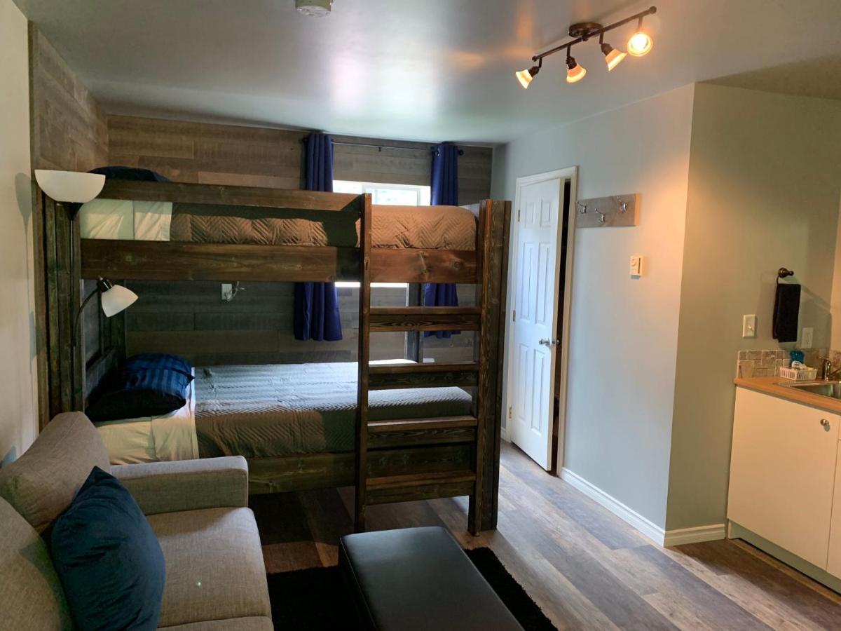 Peaks Lodge Ревелстоук Екстериор снимка