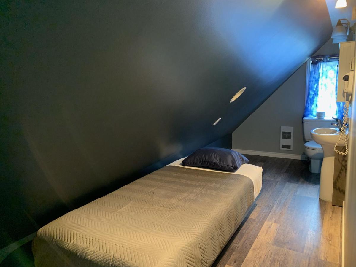 Peaks Lodge Ревелстоук Екстериор снимка