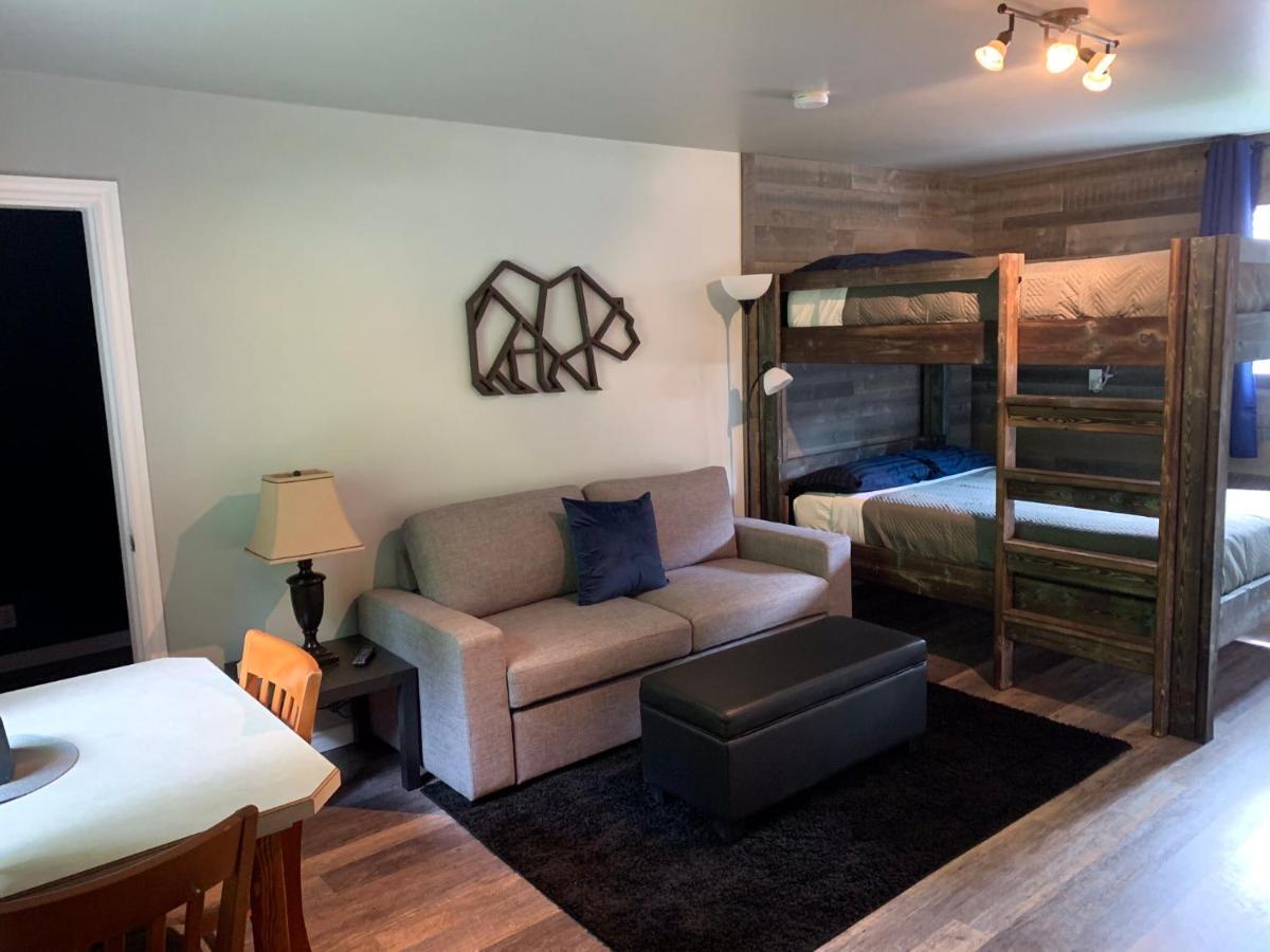 Peaks Lodge Ревелстоук Екстериор снимка