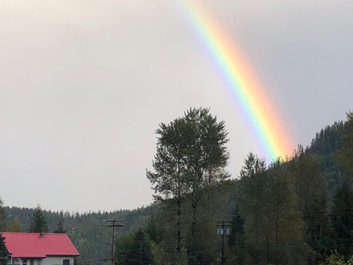 Peaks Lodge Ревелстоук Екстериор снимка