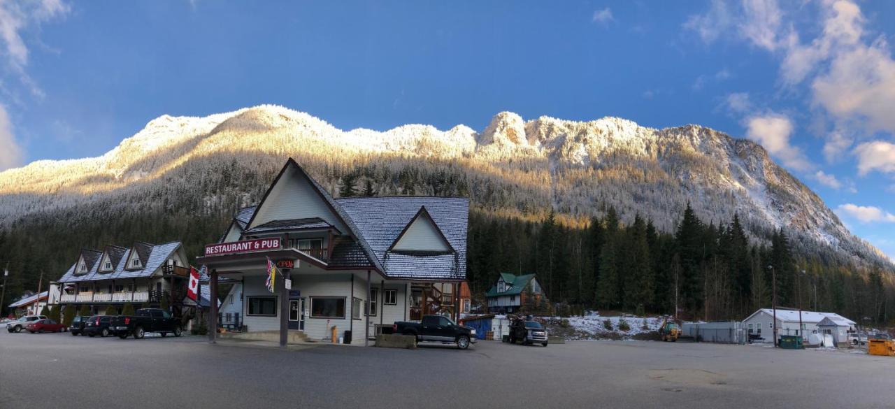 Peaks Lodge Ревелстоук Екстериор снимка