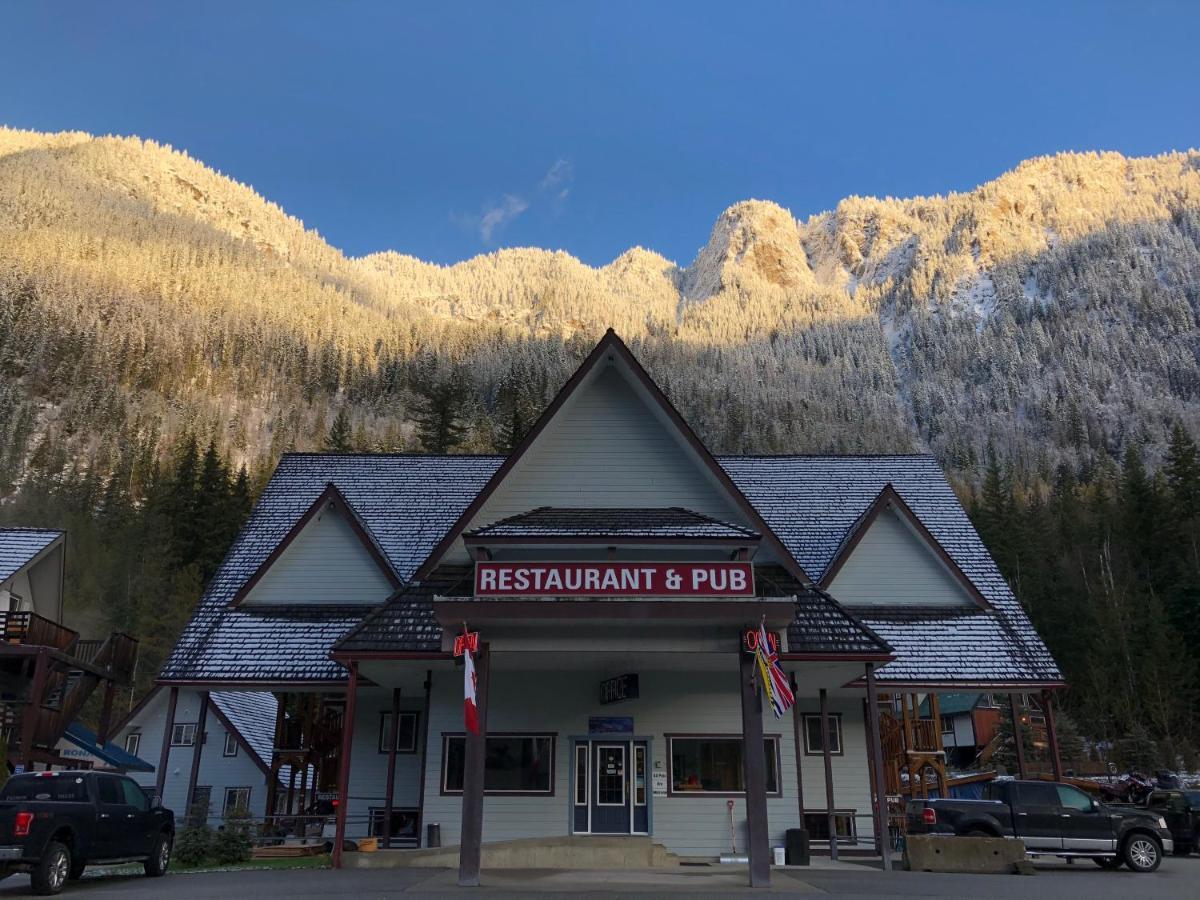 Peaks Lodge Ревелстоук Екстериор снимка