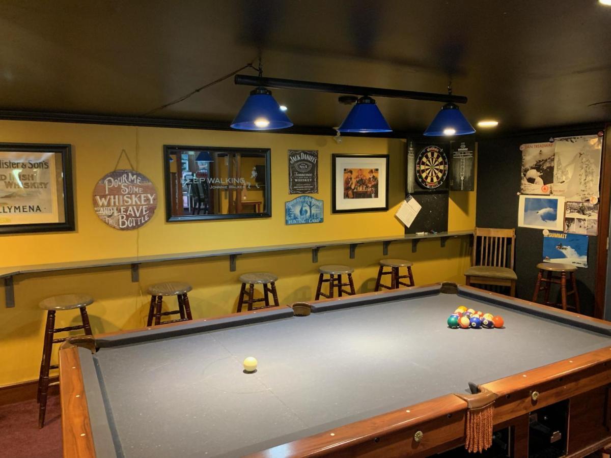 Peaks Lodge Ревелстоук Екстериор снимка