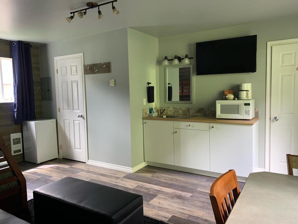 Peaks Lodge Ревелстоук Екстериор снимка